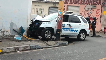 El patrullero impactó contra la pared luego de que el policía que lo conducía fue asesinado.