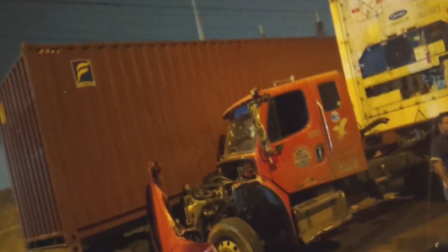 Caos en la vía a Daule por tráiler volcado a la altura de la Penitenciaría del Litoral.