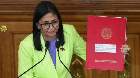 La presidenta encargada de Venezuela, Delcy Rodríguez, sostiene un documento durante la presentación del informe anual de gestión del presidente Nicolás Maduro este jueves, en Caracas (Venezuela). Rodríguez anunció la creación de dos fondos, que se manejarán con "cualquier" divisa que entre al país suramericano, para "mejorar" el ingreso de los trabajadores y otro dirigido para el desarrollo de los hospitales, escuelas, viviendas, así como de servicios públicos como el agua, la electricidad y la vialidad. EFE/ Ronald Peña R.