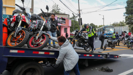 La AMT retuvo motocicletas durante operativos de control de tránsito en Quito, el jueves 15 de enero de 2026