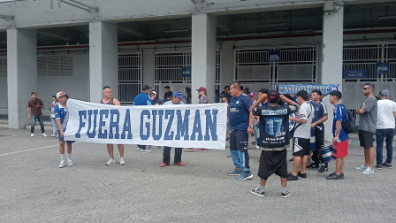 Los hinchas de Emelec en las afueras del Capwell este viernes 16 de enero.