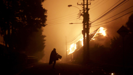 AME6365. PENCO (CHILE), 18/01/2026.- Una persona evacua un área de casas afectadas por los incendios forestales la madrugada de este domingo, en Penco (Chile).