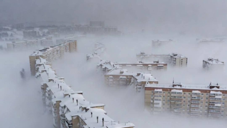 Edificios quedaron cubiertos de nieve en Kamchatka, por intensas nevadas que colapsan la región
