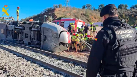 Dos trenes chocaron luego de descarrilarse en Córdoba, sur de España.