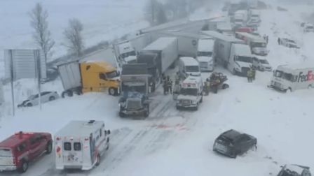 Más de 100 vehículos chocaron en una carretera de Michigan en medio de una fuerte nevada.