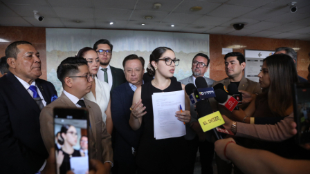 La asambleísta Camila León en rueda de prensa, el 15 de enero de 2025, junto a algunos integrantes de la bancada de ADN.- Foto: Asamblea Nacional.