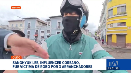 Tres delincuentes le arrebataron sus pertenencias a Sanghyeok Lee, influencer coreano, mientras grababa en el boulevar 24 de Mayo, en el centro de Quito. Un reportaje de Mishell Villacis