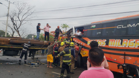Trágico choque entre un bus interprovincial y una plataforma en la vía Durán - Yaguachi.