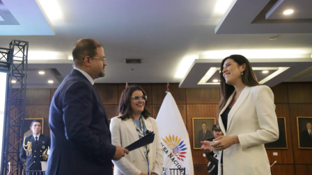 El ministro del Interior, John Reimberg, entregó el proyecto de Ley en la Asamblea