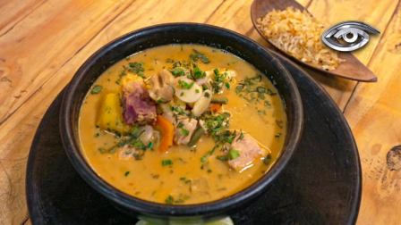 Desde el primer hervor anuncia un plato donde el mar y la tierra se encuentran en una sola olla: pescado, mariscos, verde, maní y una larga lista de ingredientes que hablan de paciencia y tradición. Entramos a la cocina manabita para seguir el rastro de una sopa ancestral.