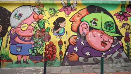 En este reportaje nos acercamos al trabajo de Christian Tapia, grabador, ilustrador y muralista, para entender cómo combina técnica manual y herramientas digitales mientras transforma el espacio público con una mezcla de personajes cotidianos y otros surgidos de su imaginación.