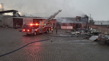Pasadas las 06:50 los Bomberos confirmaron que se controló el incendio estructural en una fábrica de perfumes de Carcelén.