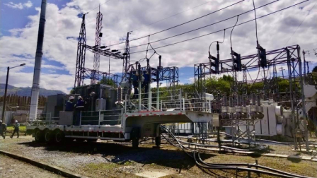 Persona de la Empresa Eléctrica Quito realizan trabajos en la subestación eléctrica de Tumbaco.