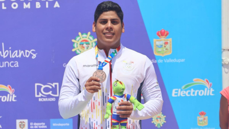 David Farinango muestra la medalla que ganó en los Juegos Bolivarianos de Valledupar, el 5 de julio de 2022.