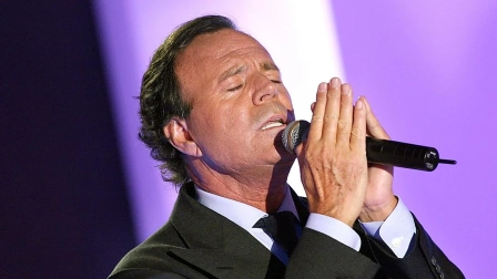 Julio Iglesias fue denunciado por presunta trata de seres humanos y delitos sexuales.