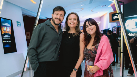 Representantes de 2btube Latinoamérica y Multicines durante la presentación oficial de su alianza comercial en Multicines Scala, en Quito.