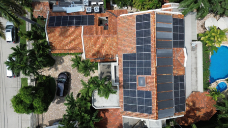 Los paneles solares son una de las herramientas que se utilizan para proveer de luz solar a las viviendas o a las industrias en Ecuador.