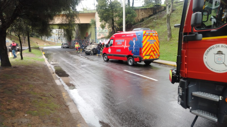 Un automóvil cayó desde el paso elevado de la Eloy Alfaro hacia la av. Las Palmeras, en El Inca.
