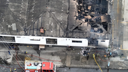 El Benemérito Cuerpo de Bomberos de Guayaquil trabaja en labores de enfriamiento en la zona.