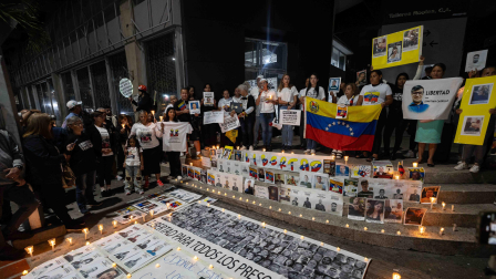 Familiares de presos políticos participando en una vigilia frente a la Zona 7 de la Policía Nacional Bolivariana (CPNB), en Caracas (Venezuela).