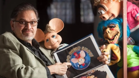 Gabriel Garzón, junto al personaje Topo Gigio.