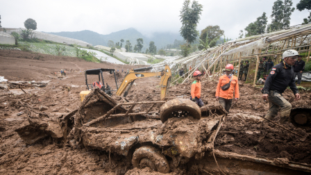 Las condiciones inestables del terreno representan un desafío para los rescatistas y han obligado a detener temporalmente las operaciones de búsqueda en al menos una ocasión.