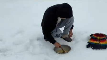 Ecuatorianos prepararon helados de paila en la nieve que cubrió varias zonas de Estados Unidos.