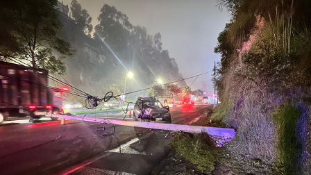 Un vehículo impactó contra un poste en la av. Simón Bolívar, sentido norte-sur