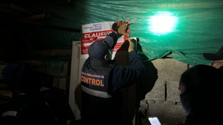 La Agencia Metropolitana de Control clausuró una gallera clandestina en Quito.