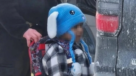 Fotografía cedida por Columbia Heights Public Schools, que muestra a un niño siendo detenido por agentes de ICE