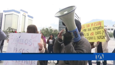 Trabajadores y dueños de empresas realizaron un plantón para solicitar una respuesta inmediata de Finanzas..Un reportaje de Lucía Clavijo