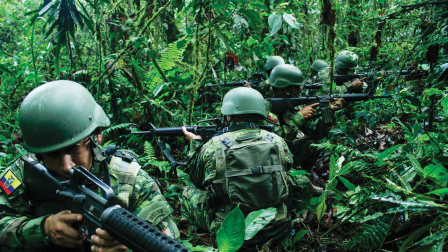 Un equipo de combate de soldados ecuatorianos realiza patrullajes de seguridad y control en el sector de la provincia de Sucumbios, frontera con Colombia.