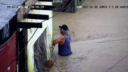 Calles y viviendas quedaron inundadas por las fuertes lluvias en Esmeraldas.