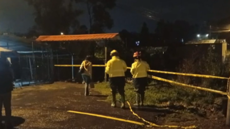 Bomberos de Rumiñahui acudieron al sector de Las Lanzas tras el colapso de un puente por las fuertes lluvias.