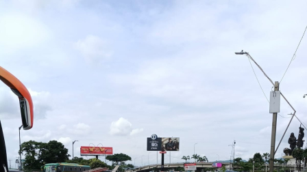 La vía en Urdesa Norte se cerró debido a un procedimiento policial que desarrolla la Policía Nacional.