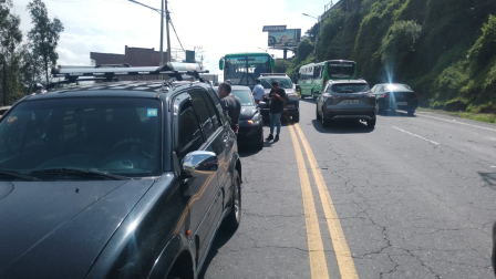 Un choque múltiple se registró en la av. Oswaldo Guayasamín, en sentido Cumbayá Quito este viernes 6 de febrero.