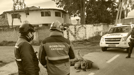 Bomberos atendieron a un hombre que fue atropellado en Cayambe