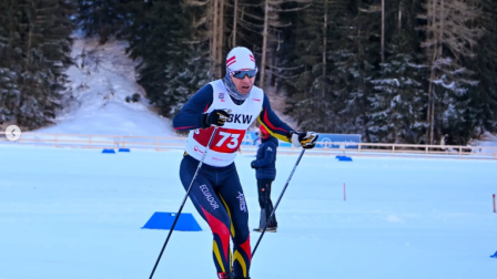 Klaus Jungbluth, esquiador ecuatoriano, posa con la indumentaria oficial del país rumbo a los Juegos Olímpicos de Invierno Milán-Cortina 2026, donde representará a Ecuador en la nieve olímpica.