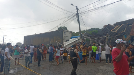 Siniestro entre tráiler y vehículo liviano deja una menor fallecida en Esmeraldas