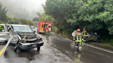 La vía Quito - Papallacta fue completamente cerrada por un trágico choque.