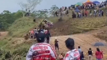Un vehículo de 4x4 impactó a un grupo de personas en una competencia en Napo.
