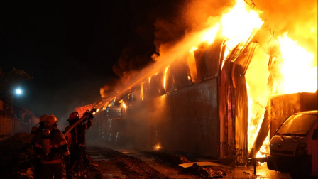 Más de 200 bomberos acudieron para intentar sofocar un incendio en una fábrica de ensamblaje de motos.