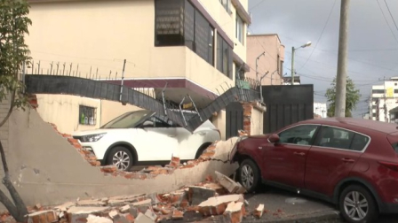 El choque entre dos vehiculos en el sector La Kennedy quedó registrado en videos de cámaras de seguridad