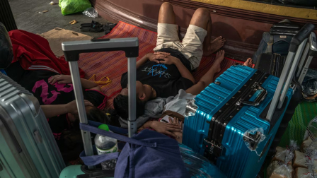 Ciudadanos indonesios liberados de centros de estafa duermen ante la embajada de Indonesia en Phnom Penh, el pasado 22 de enero.