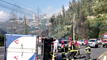 Un camión se volcó en la avenida Simón Bolívar, a la altura de Guápulo.