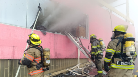 Un incendio estructural se registra en el centro de Guayaquil, este miércoles 11 de febrero.