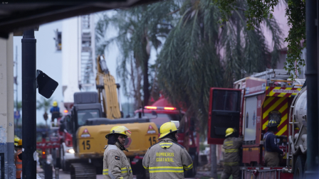 Bomberos continúan con la lucha contra un incendio de gran magnitud en Guayaquil