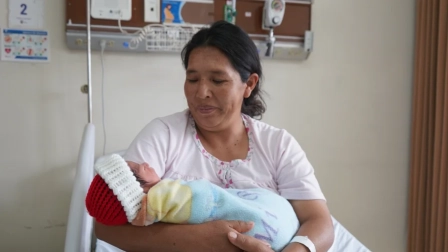 Una madre junto a un niño en un hospital de Ecuador.