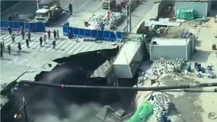 Enorme socavón abierto en segundos en un tramo de carretera de Shanghái, captado en cámaras de seguridad cerca de las obras del metro