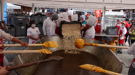 En la plaza de San Francisco se elaboró el 'Mote Pata más Grande del Mundo'.